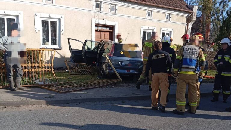 Auto wjechało w dom. DW 511 zablokowana