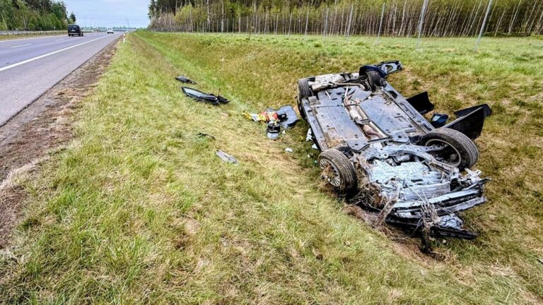 Koszmarny wypadek na S7 koło Nidzicy. Toyota dachowała w rowie