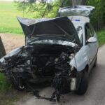 Młody kierowca rozbił auto o drzewo. Groźna kolizja pod Lidzbarkiem