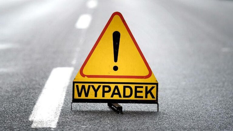 znak wypadek ustawiony na jezdni